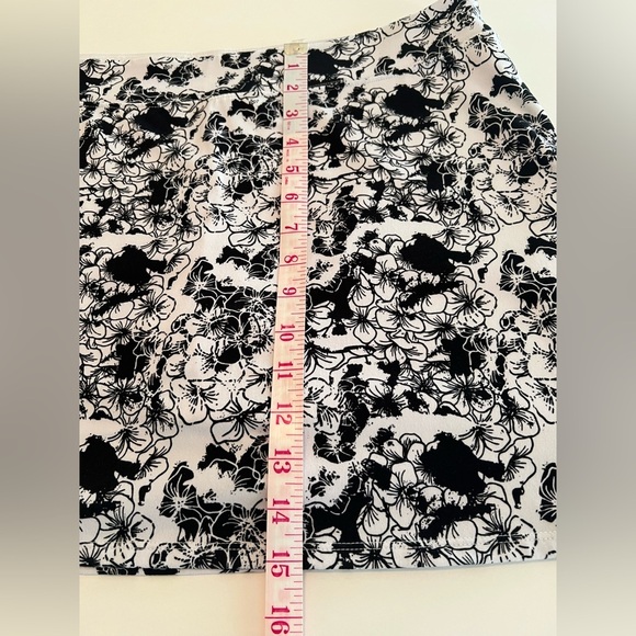 TRANQUILITY BLACK & WHITE FLORAL SKORT. SIZE LARGE WITH WHITE UNDER SHORTS - Picture 6 of 9